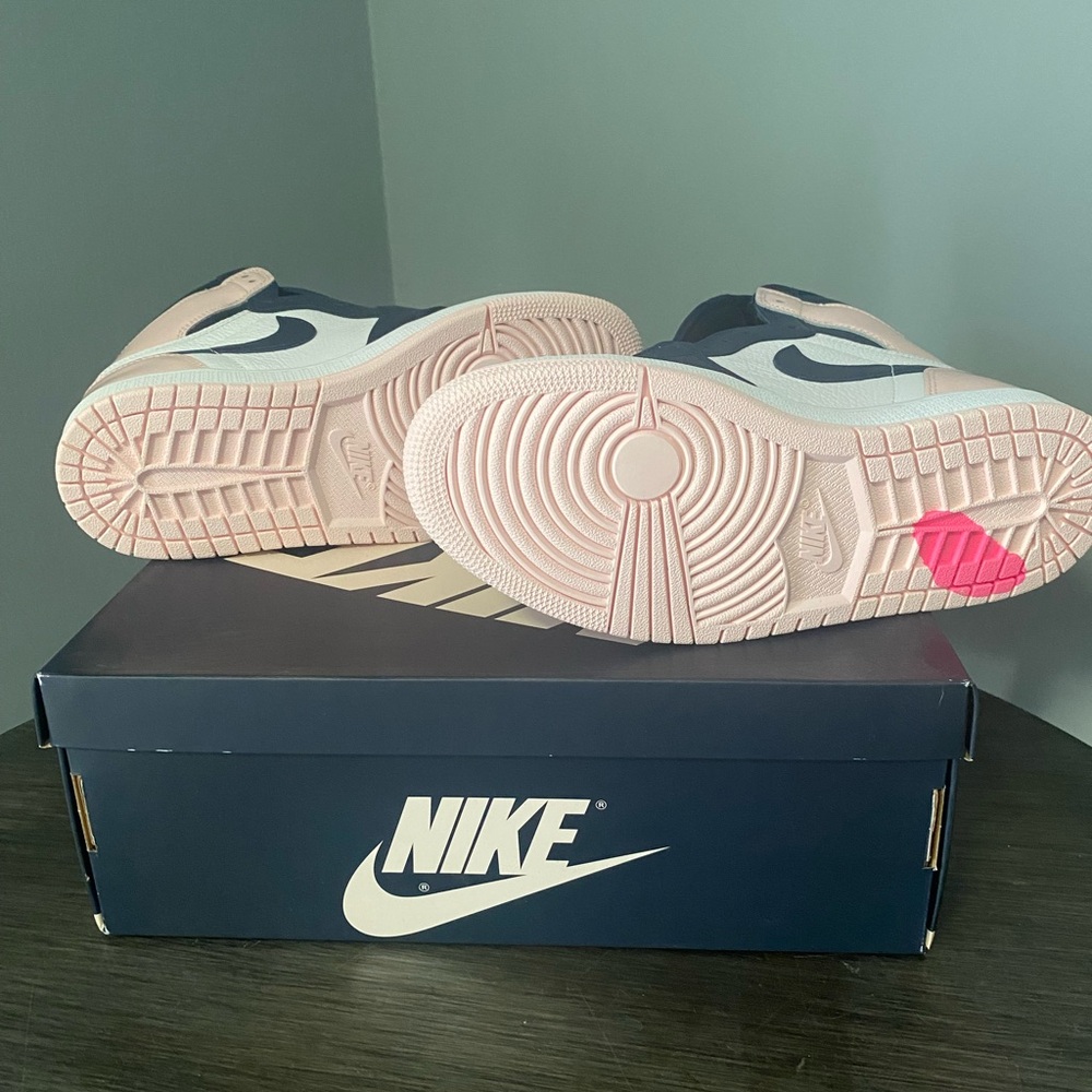 NWT Nike Women's Jordan 1 Retro High OG - Atmosphere, 7.5 - Picture 13 of 16